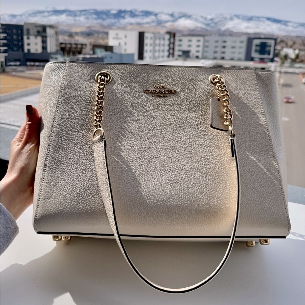 *SOLD* 🤩 Gorgeous tote 🔥 Auth 💯 Coach Chalk White Marlie Pebble Leather Tote